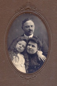 Kissin' Gates cousins: Frederic Julien Kellogg and Edith Emeline Hunt with daughter Freda (abt 1900)